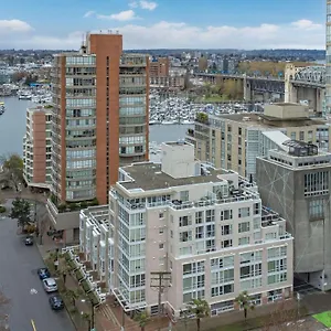 1bd+den Condo, With Free Parking In Downtown! Vancouver